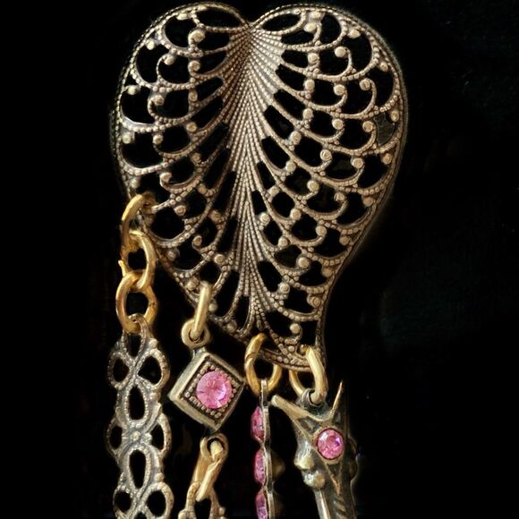 Banana Bob filagree heart deep pink crystal chandelier earrings vintage new - Picture 10 of 10